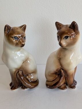 Pair of Porcelain Salt & Pepper shakers set Cat Figurine Kittens READ